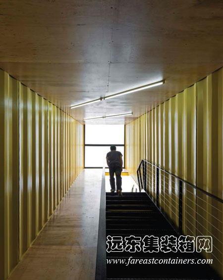 開敞集裝箱學校內(nèi)部的通道