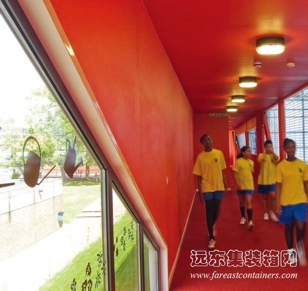 學(xué)生們走過(guò) 集裝箱建筑：Dunraven 集裝箱體育館的過(guò)道