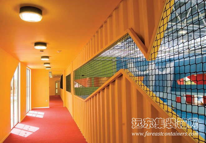集裝箱建筑：Dunraven 集裝箱體育館的過(guò)道
