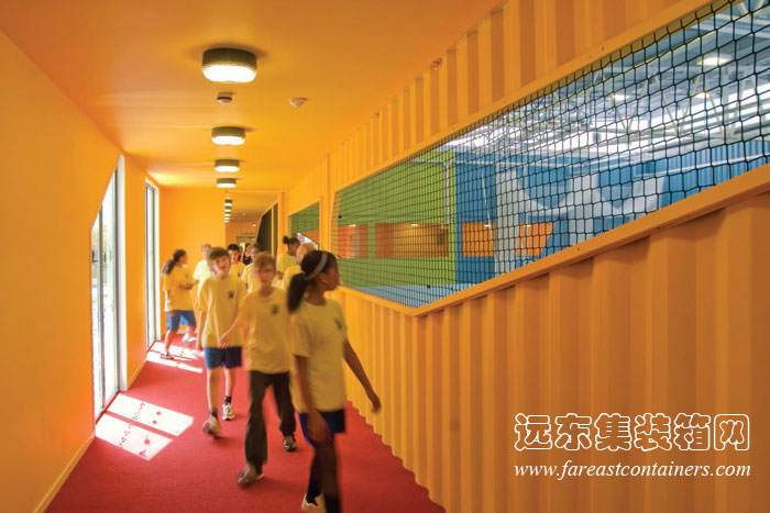 學(xué)生們走過(guò) 集裝箱建筑：Dunraven 集裝箱體育館的過(guò)道