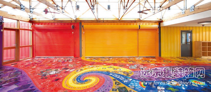 集裝箱建筑： Venny 集裝箱兒童中心放下卷簾門后的多功能活動空間